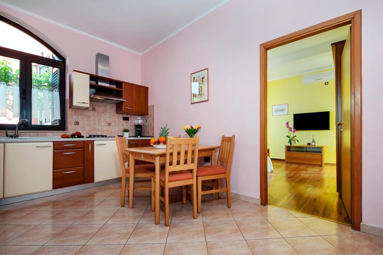 Apartments Modrusan Ровінь Екстер'єр фото