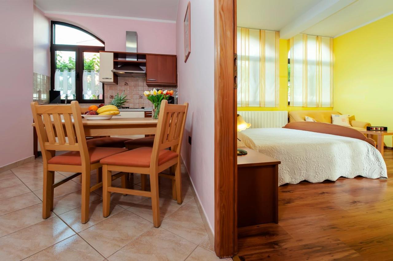 Apartments Modrusan Ровінь Екстер'єр фото