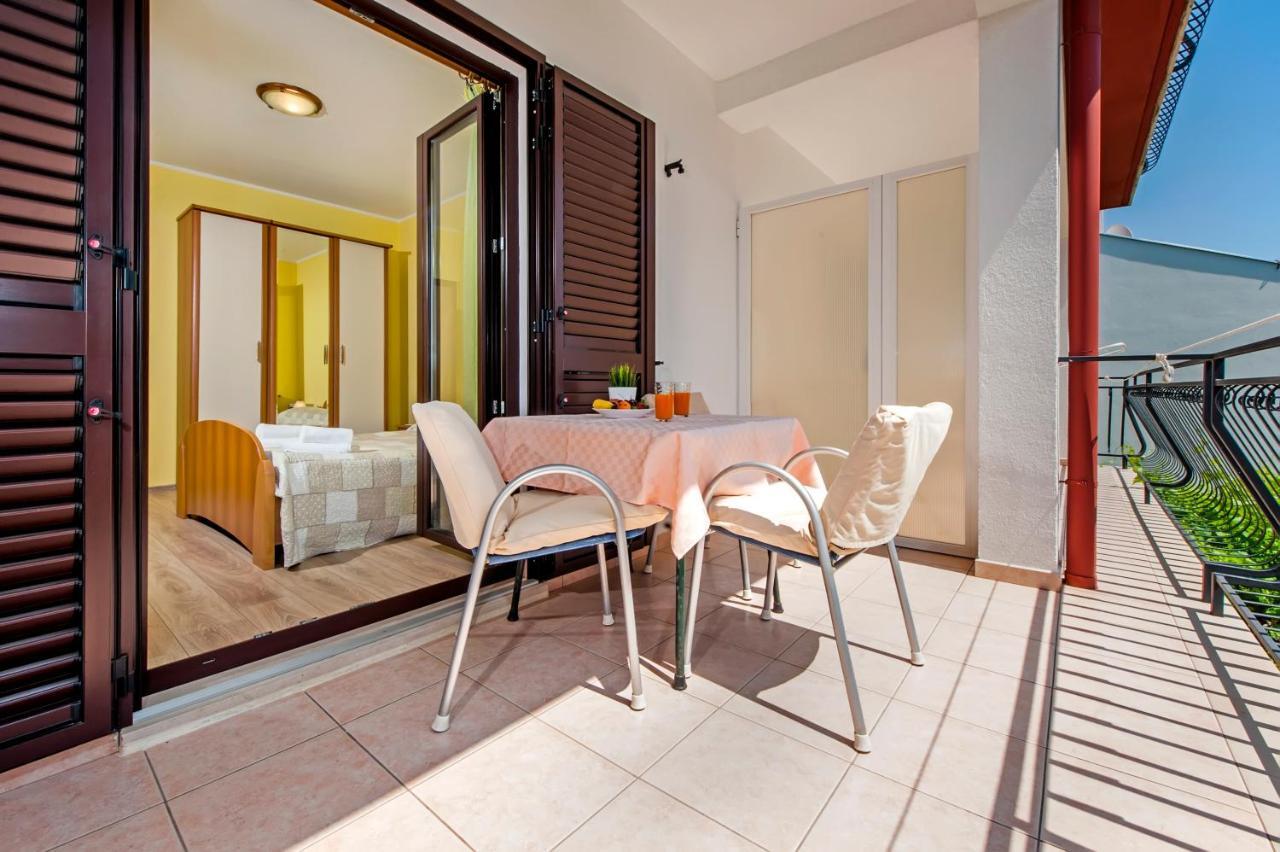 Apartments Modrusan Ровінь Екстер'єр фото