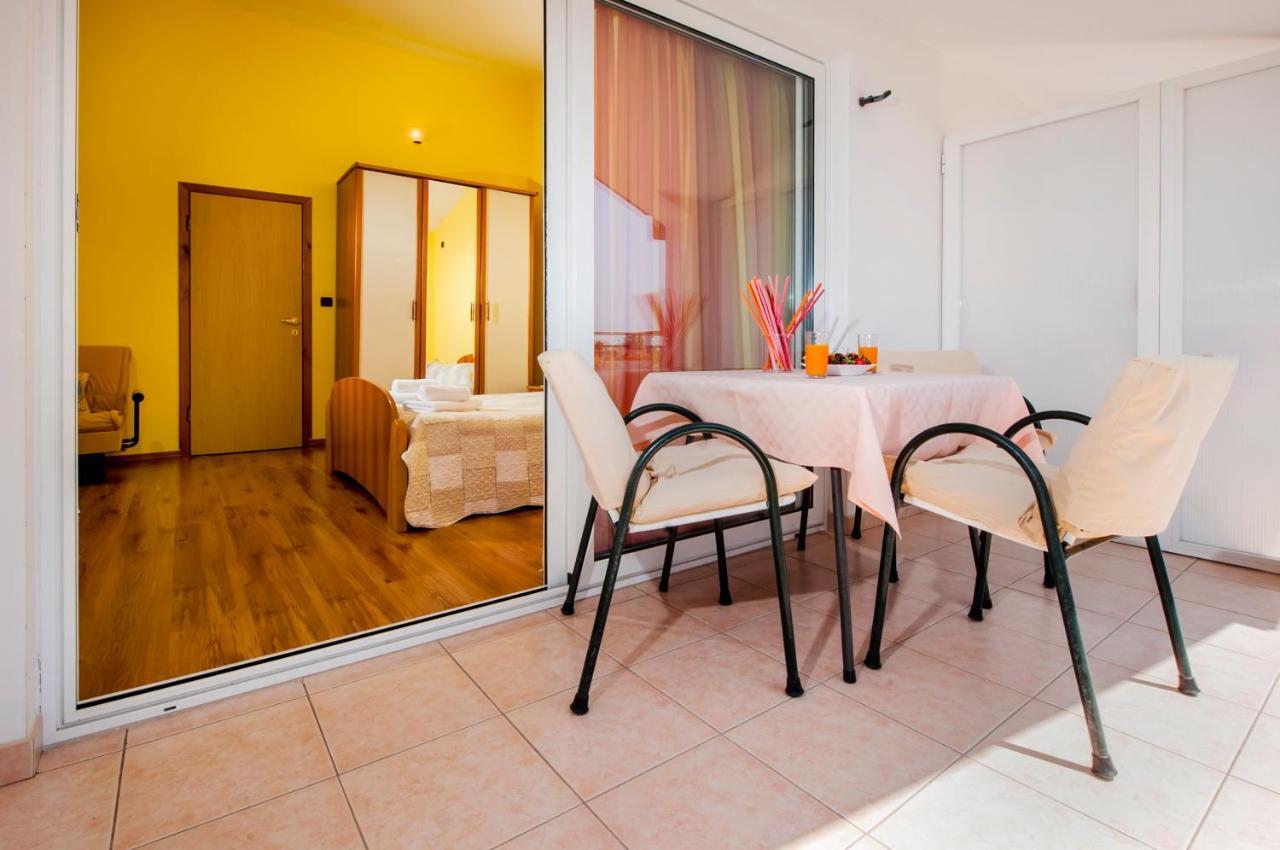 Apartments Modrusan Ровінь Екстер'єр фото